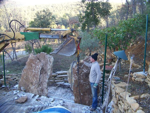 pose délicate aux tracto pelle des pierres plates sur la création du beausset dan le var